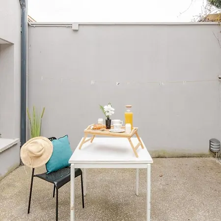 Le Petit Cocoon - Calme - Parking -tram - Terrasse - Lyon - Ol - Eurexpo Apartment